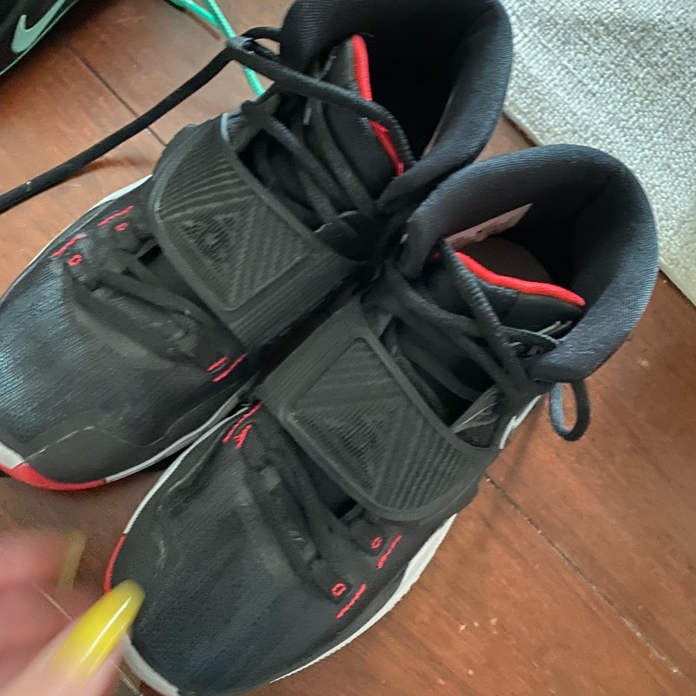 Boys Nike Basketball sneakers kyrie size 3.5